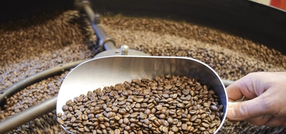 Beyers Koffie brandt op industriële schaal koffie met elektrische koffiebranderij