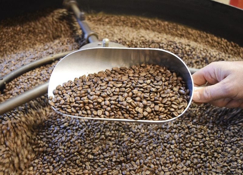 Beyers Koffie brandt op industriële schaal koffie met elektrische koffiebranderij