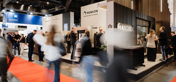 Minister Brouns benadruk belang van anticiperen op klimaatverandering op stand Renson tijdens Batibouw