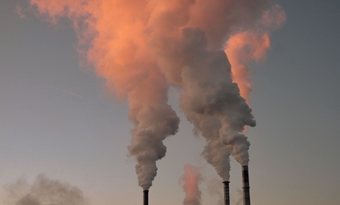 Uitstoot van Vlaamse ETS-1 industrie daalde in 2025, uitstoot van elektriciteitssector steeg