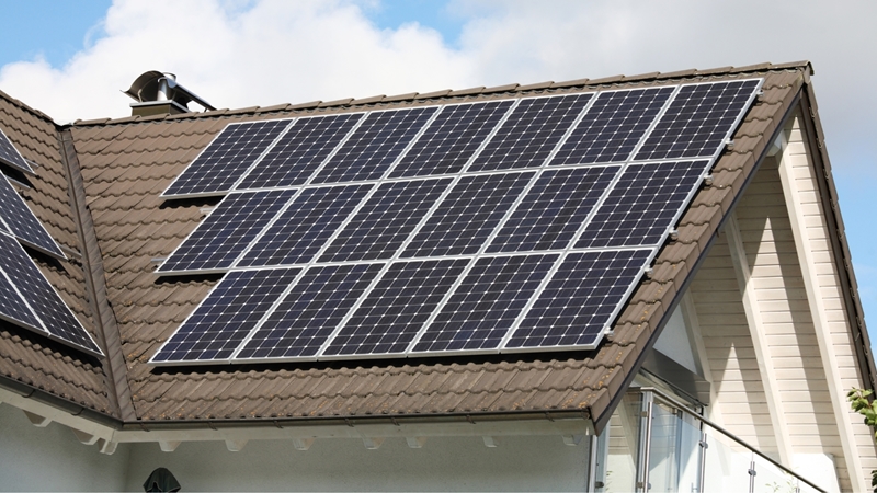 Nieuwe cijfers: PV drukt energiekosten in België en EU 